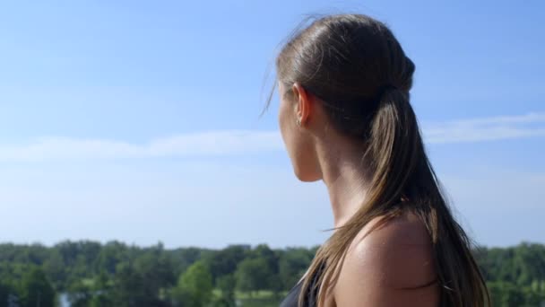 Fit Millennial Leeftijd Vrouw Forest Park Staten Uit Aan Horizon — Stockvideo