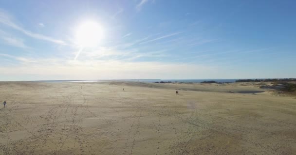 Drohnenschuss Von Unten Nach Oben Von Menschen Die Über Sanddünen — Stockvideo
