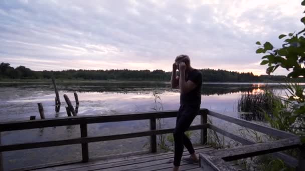 Běloch Plnovousými Stínovými Krabicemi Jezera Během Krásného Západu Slunce Majestátní — Stock video