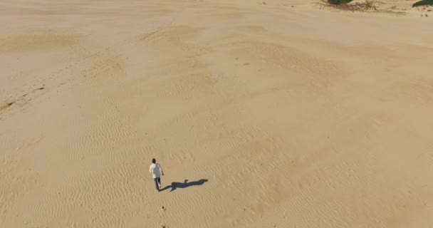 Luftaufnahme Einer Person Die Auf Sanddünen Läuft Nags Head North — Stockvideo