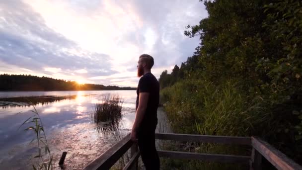 Modello Barbuto Che Gode Della Vista Lago Durante Bellissimo Tramonto — Video Stock