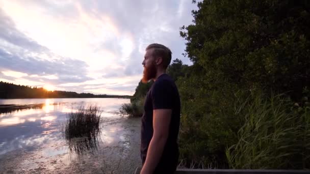 Homem Nórdico Com Barba Cheia Apreciando Vista Por Lago Durante — Vídeo de Stock