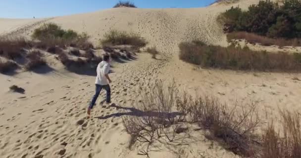 Снимок Воздуха Следующий Человеком Бегущим Песчаным Дюнам Нагс Хед Северная — стоковое видео