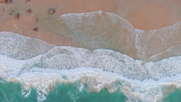 波が砂の上を転がる海岸線のトップダウンショット — ストック動画
