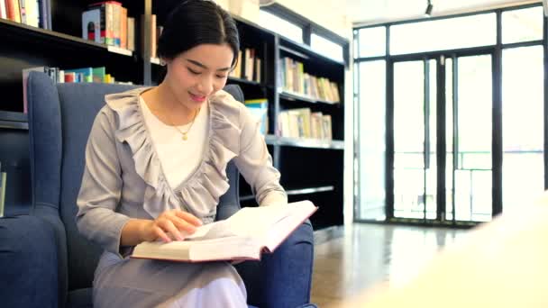 Eine Junge Schöne Frau Liest Ein Buch — Stockvideo