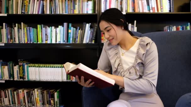 Ung Vacker Kvinna Läser Bok — Stockvideo