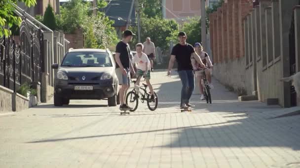 Killar Cyklar Och Skateboards Kryssning Runt — Stockvideo