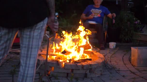 Aile Ağır Çekimde Şehir Kamp Ateşi — Stok video