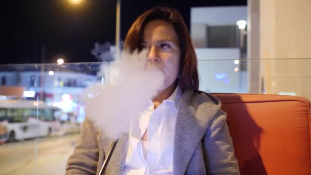 Γυναίκα Καπνίζει Ένα Shisha Hookah Ένα Σαλόνι Καθώς Παιδί Της — Αρχείο Βίντεο