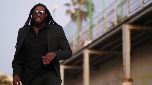 Fekete férfi tánc és éneklő lélek, Hip Hop, Reggae, Rhythm and Blues, szerelmes dal egy zenei videó a szabadban mellett híd.