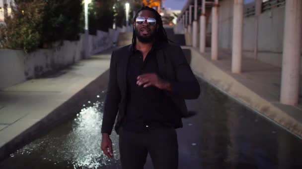 ソウル ヒップホップ レゲエ リズム ブルースを演奏する黒人男性歌手 噴水の前で屋外で音楽ビデオのための愛の歌 — ストック動画