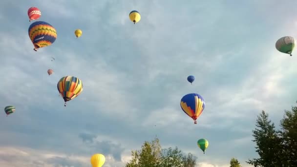 100 Balões Coloridos Céu Noite Nublada Atmosfera Relaxante Voar Acima — Vídeo de Stock