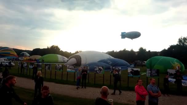 Zijn Veel Kleurrijke Luchtballonnen Opblazen Bewolkte Avond Ontspannen Sfeer Zijn — Stockvideo