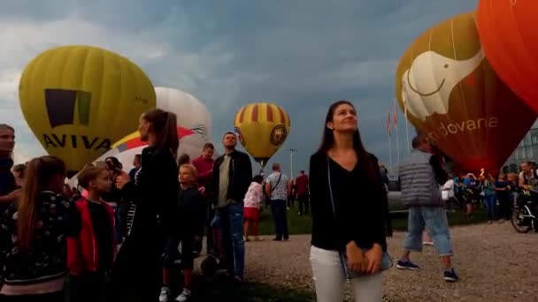 Κορίτσι Απολαμβάνει Θέα Των 100 Αερόστατα Αέρα Στο Συννεφιασμένο Ουρανό — Αρχείο Βίντεο