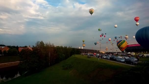 Dispozici 100 Barevných Vzduchových Balónů Obloze Oblačný Večer Relaxační Atmosféra — Stock video