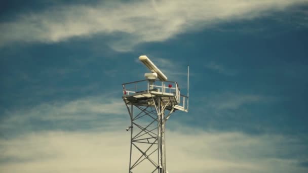Havaalanındaki Radar Yavaş Çekimde Çekildi — Stok video