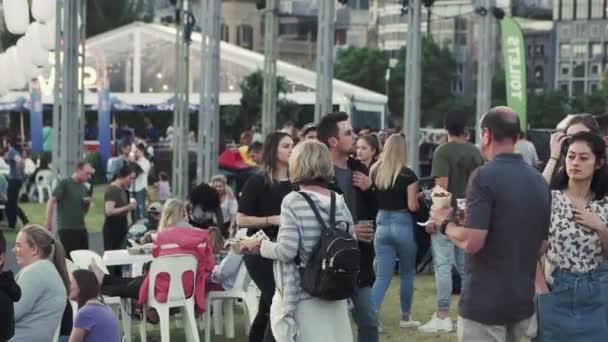 スローモーションでメルボルンのナイトヌードル市場の人々の群衆 — ストック動画