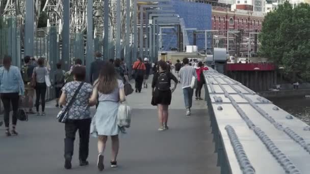 Πλήθος Ανθρώπων Που Περπατούν Κατά Μήκος Μιας Γέφυρας Προς Σταθμό — Αρχείο Βίντεο