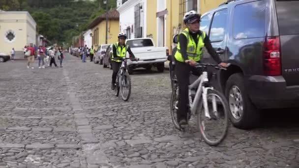Guatemala Cykelpolis Kvinnliga Officerare Ridning Antigua Guatemala — Stockvideo