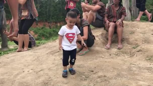 Menino Joga Tailândia — Vídeo de Stock