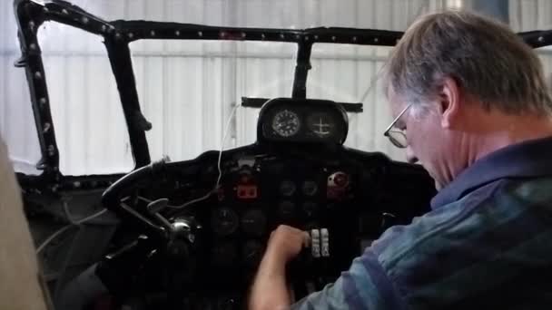 Ein Mann Sitzt Einem Flugzeug Cockpit Einem Museum — Stockvideo