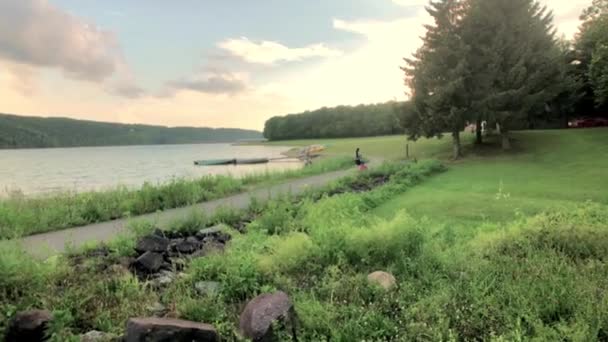 Hermosa Vista Zona Del Lago Desde Los Árboles — Vídeo de stock