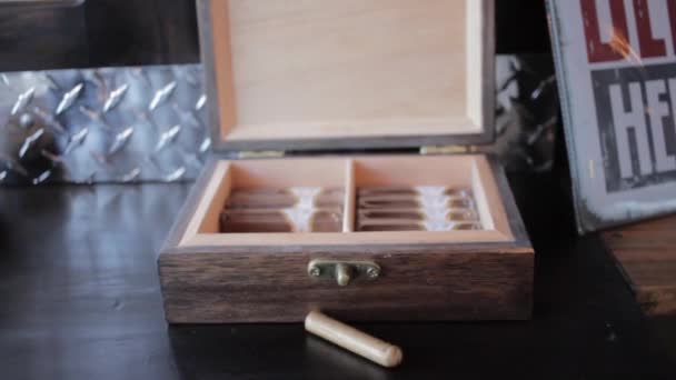 Caja Cigarros Marrones Dolly Shot — Vídeo de stock