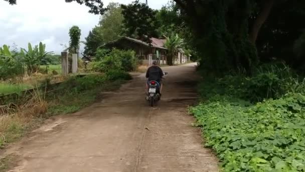 Ich Fahre Mit Meinem Motorrad Eine Alte Straße Stadtrand Hinunter — Stockvideo