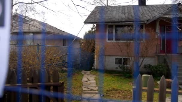 Asbest Warnschild Vor Haus Bauzaun — Stockvideo