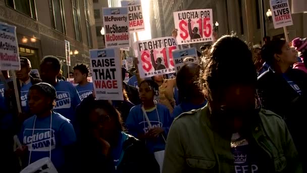Demonstranten Marschieren Und Skandieren Bei Einer Kundgebung Für Einen Mindestlohn — Stockvideo