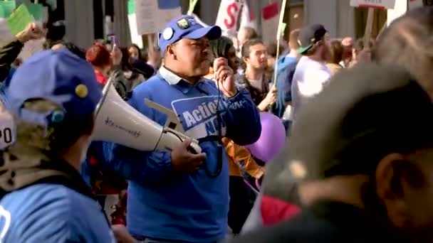 プロテスタントは集会で行進し アメリカのイリノイ州シカゴで最低賃金1時間15ドルのために戦うために詠唱する 2015年 — ストック動画