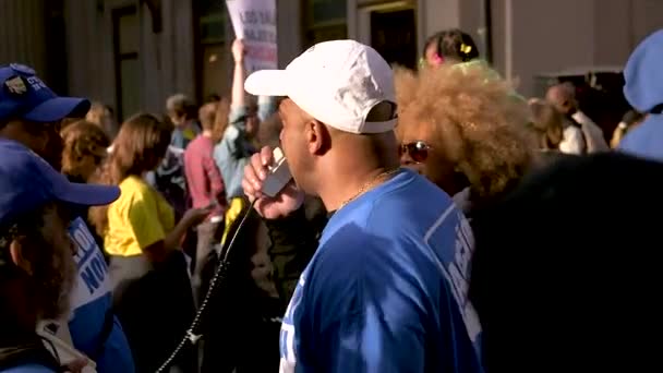 在美国伊利诺伊州芝加哥 抗议者在为争取每小时15美元的最低工资而举行的集会上游行和高喊 2015年 — 图库视频影像