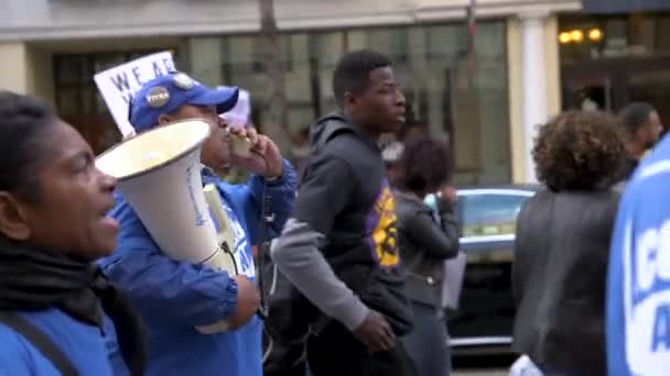 在美国伊利诺伊州芝加哥 抗议者在为争取每小时15美元的最低工资而举行的集会上游行和高喊 2015年 — 图库视频影像