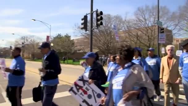 Les Manifestants Défilent Chantent Lors Rassemblement Pour Battre Pour Dollars — Video