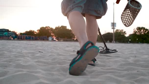 Mann Auf Schatzsuche Strand Zeitlupe — Stockvideo