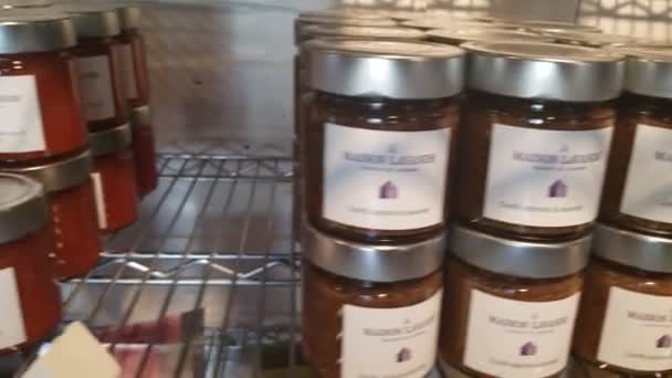 Τραβηγμένο Πλάνο Του Jars Ένα Ράφι Shoot Maison Lavandre Bas — Αρχείο Βίντεο