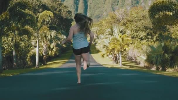 Chica Corriendo Cámara Lenta Por Camino Hawaii — Vídeos de Stock