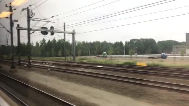 Primo Mattino Treno Nei Paesi Bassi Attraversando Alcune Industrie Fattorie — Video Stock