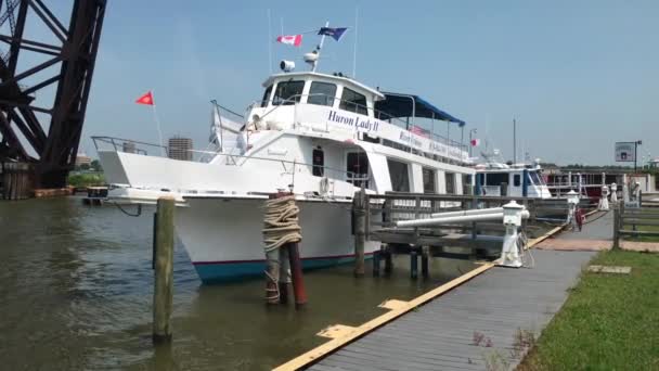 Huron Lady Sebuah Kapal Pesiar Berlabuh Sungai Hitam Port Huron — Stok Video