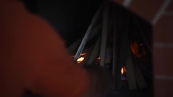 Tuğla Fırının Içinde Ateş Yakan Adama Yaklaş — Stok video