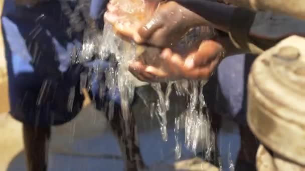 Kinderen Zimbabwe Afrika Gretig Water Ontvangen Uit Een Bron — Stockvideo