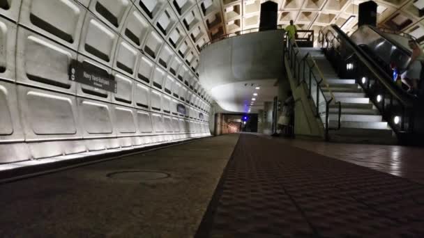 Washington Metro Přepravuje Tisíce Cestujících Každý Den Celé Metropolitní Oblasti — Stock video