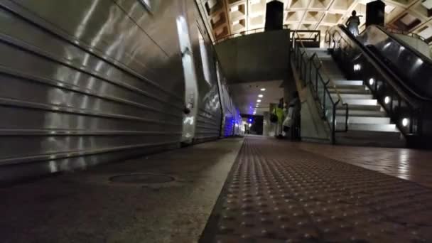 Метро Вашингтона Ежедневно Перевозит Тысячи Пассажиров Всему Столичному Району Вашингтона — стоковое видео