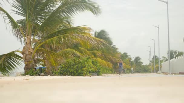 Žena Přichází Kole Tropické Silnici Dostat Rámu Kamerou — Stock video