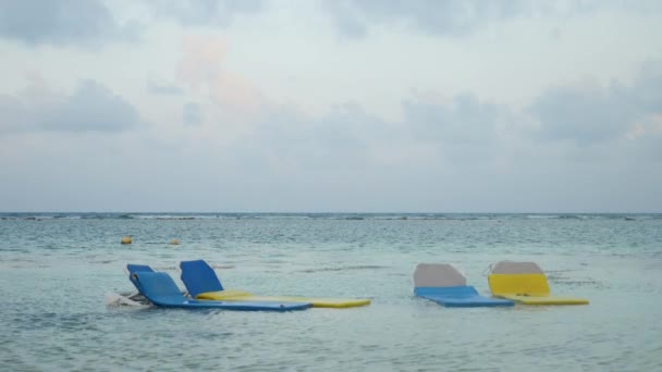 Beach Salonek Židle Uvnitř Vody Karibské Moře Muž Přichází Aby — Stock video