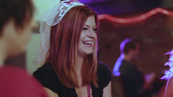 彼女は彼女の独身パーティーのためのベールを身に着けているとして 彼女はバーで友人と一緒に笑っている花嫁 — ストック動画