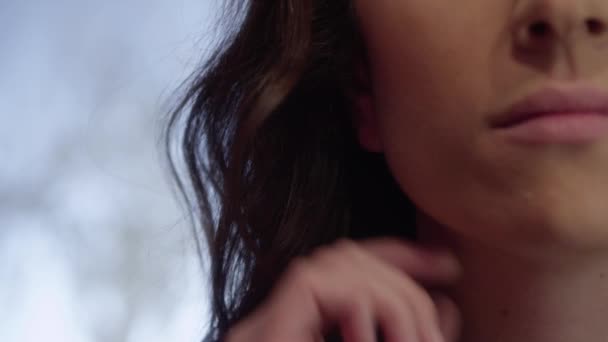 Zbliżenie Górę Brunetka Kobieta Umieścić Gruby Srebrny Obręcz Kolczyk — Wideo stockowe