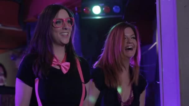 Kadın Ele Tutuşup Bir Kulüpte Sahneye Çıktıktan Sonra Selam Veriyor — Stok video