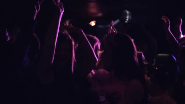Wolno Poruszająca Się Kobieta Tańcząca Klubie Nocnym — Wideo stockowe