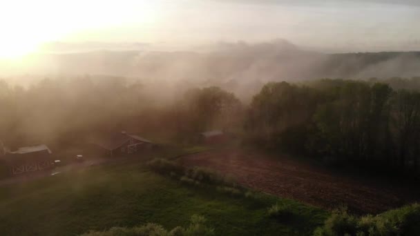 4Kドローン霧の多い日の出と納屋を飛び越える — ストック動画